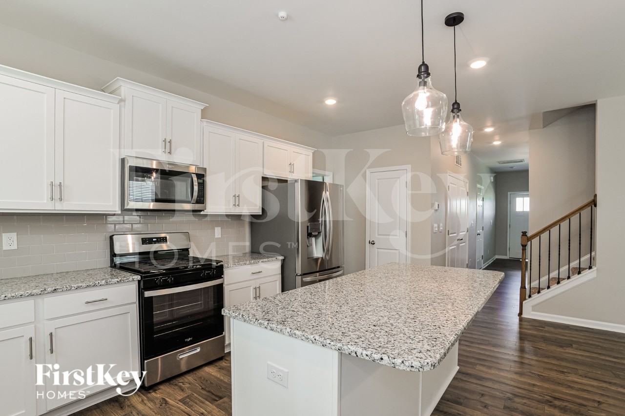 164 N Hill Ln - Photo 6 of 19