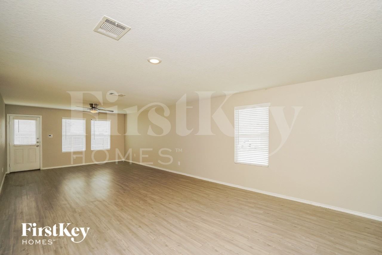 2402 Double Oak Dr - Photo 3 of 19