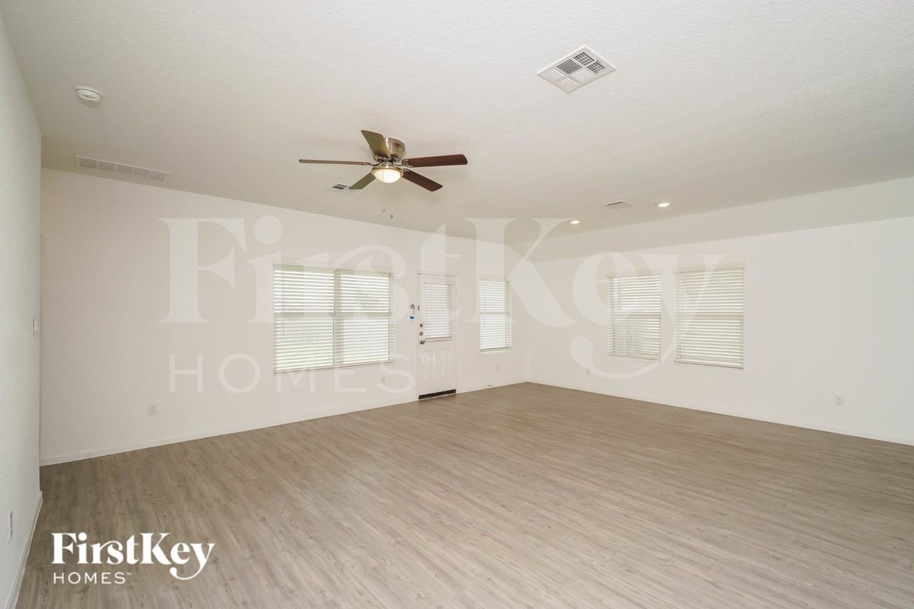 1260 Treehouse Ln - Photo 3 of 20