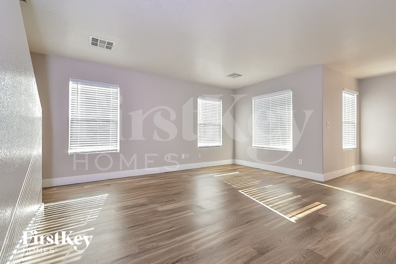 11101 Okeefe Ct - Photo 3 of 15