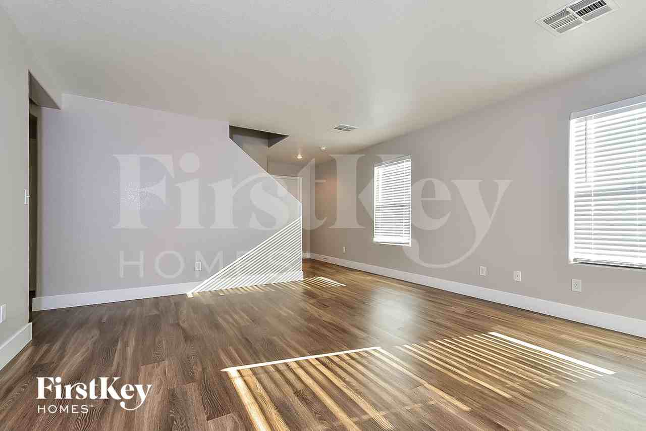 11101 Okeefe Ct - Photo 4 of 15