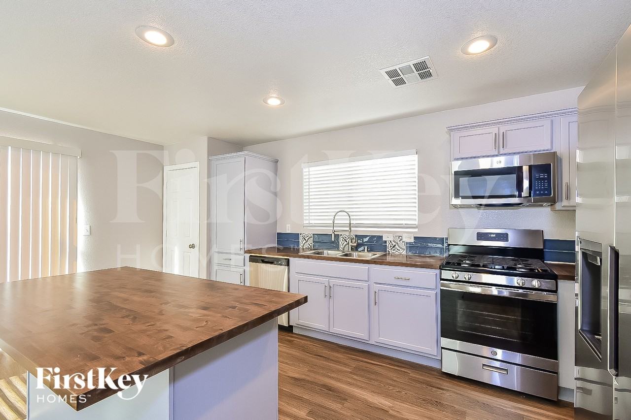 11101 Okeefe Ct - Photo 5 of 15