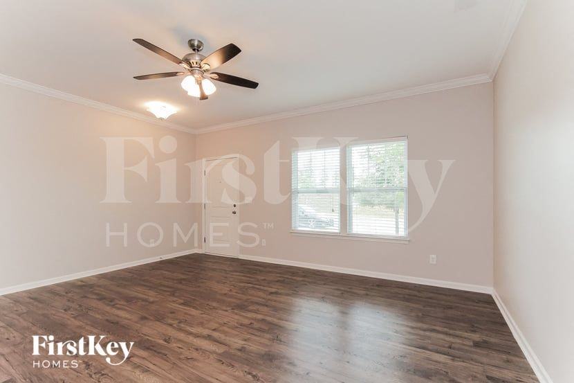 3815 Streamside Dr - Photo 5 of 15