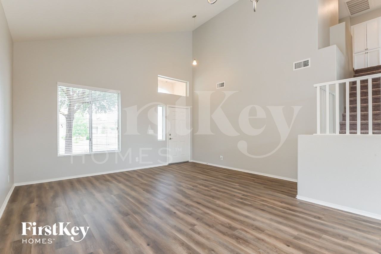1573 Alpine Hills Ave - Photo 3 of 18