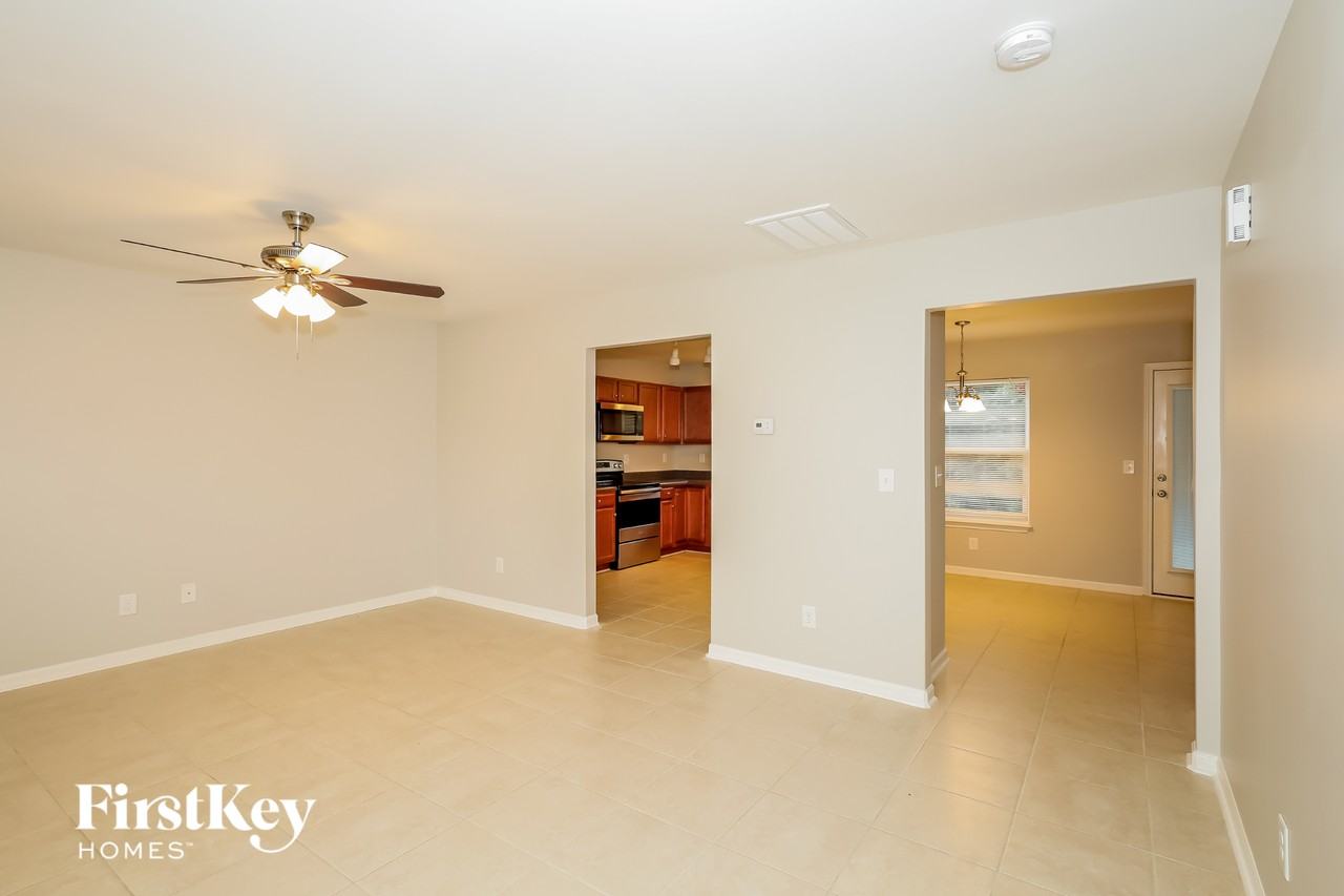 913 Bolivia Dr - Photo 4 of 15