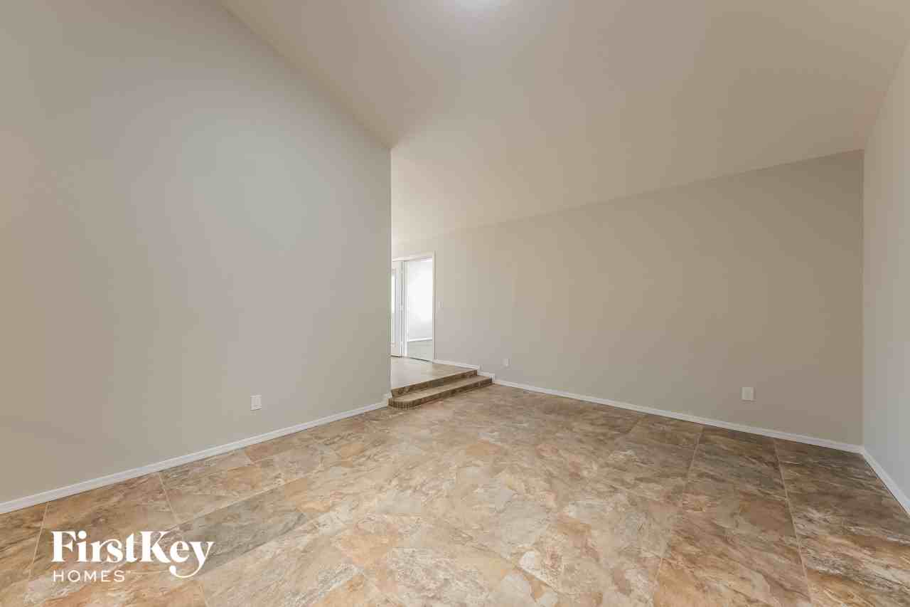 3533 W Phelps Rd - Photo 3 of 15