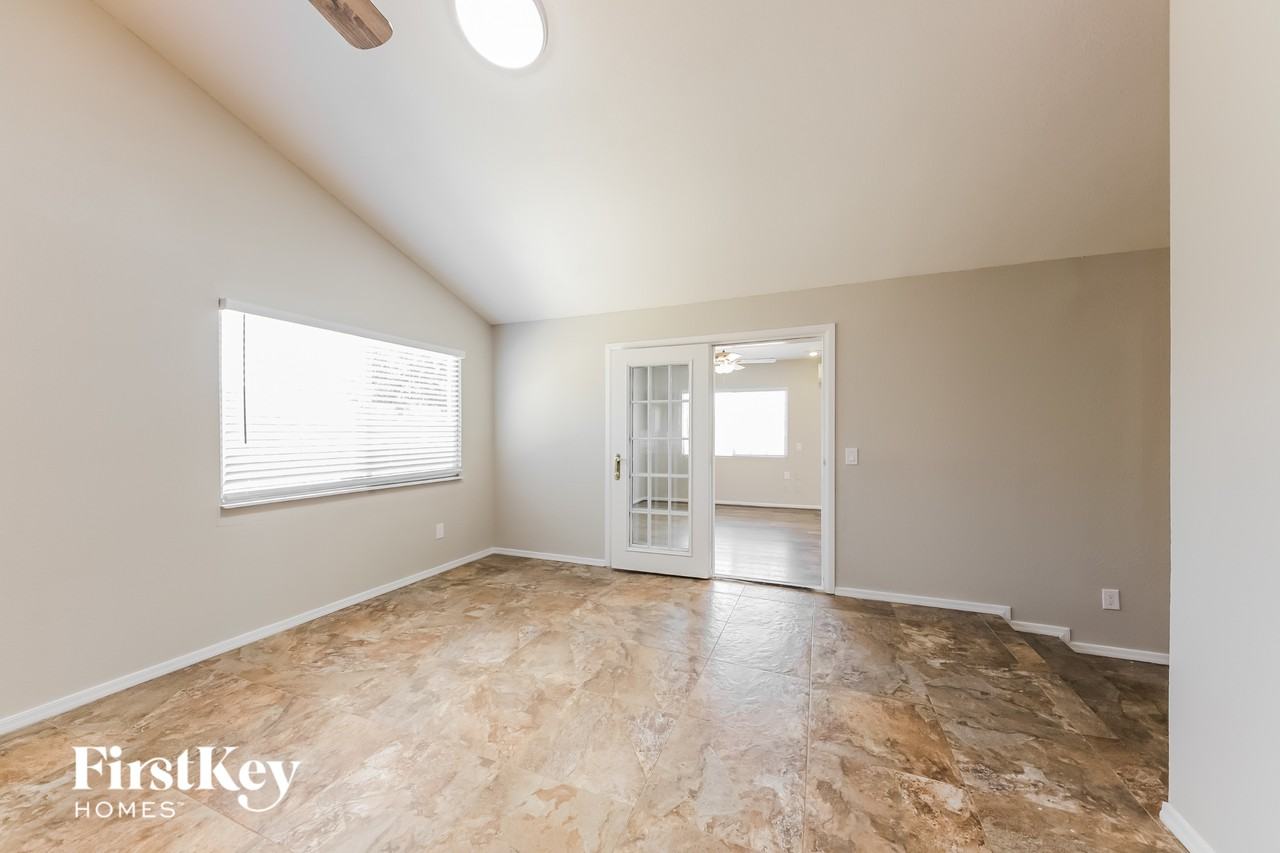 3533 W Phelps Rd - Photo 4 of 15