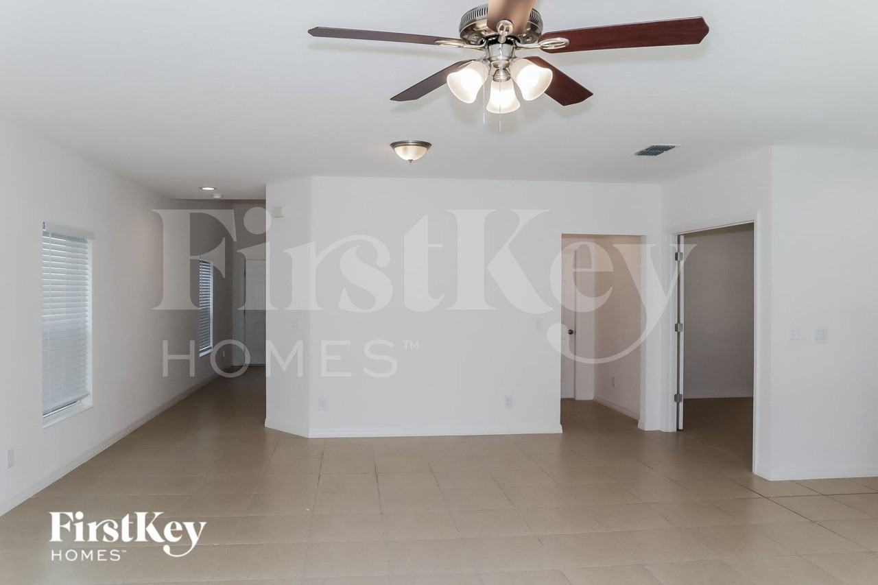 4999 Royal Point Ave - Photo 3 of 17