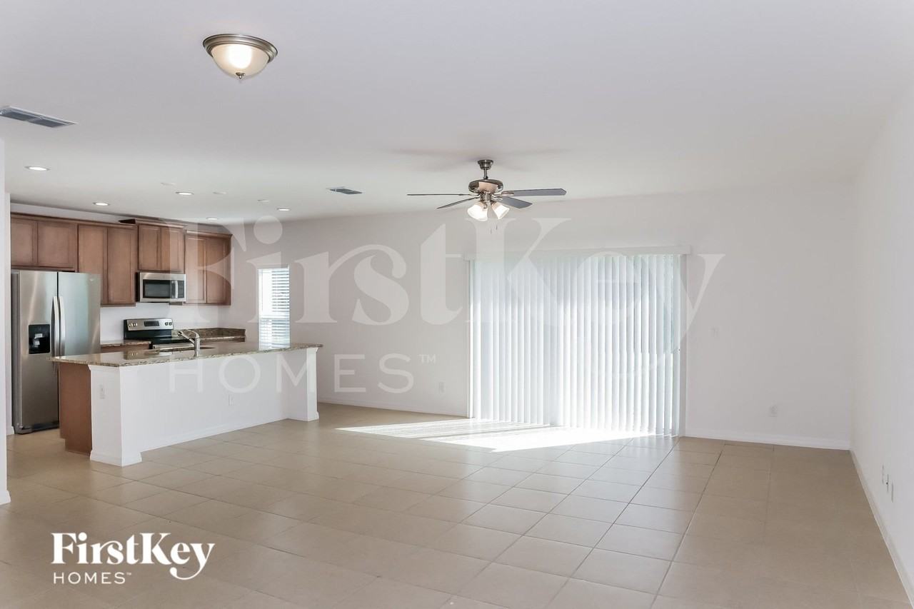 4999 Royal Point Ave - Photo 4 of 17