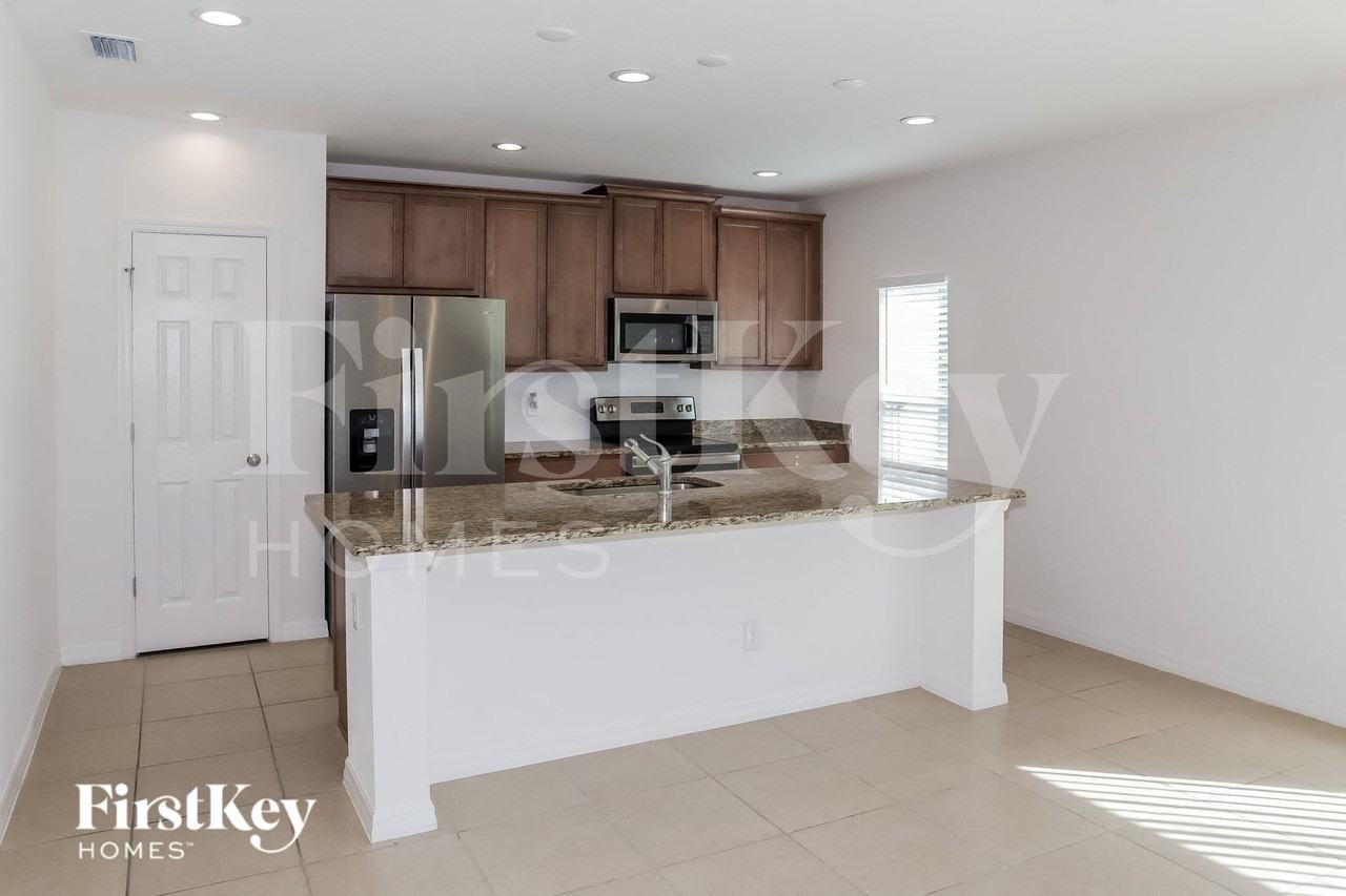 4999 Royal Point Ave - Photo 5 of 17