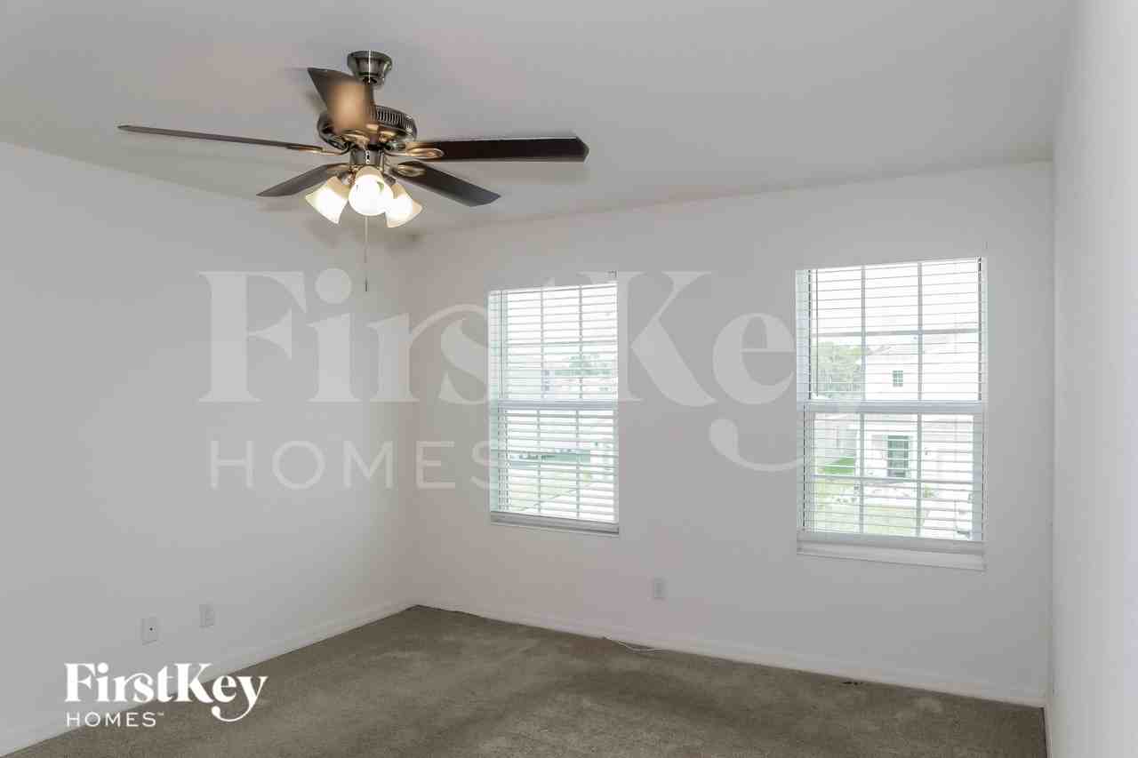 4999 Royal Point Ave - Photo 6 of 17