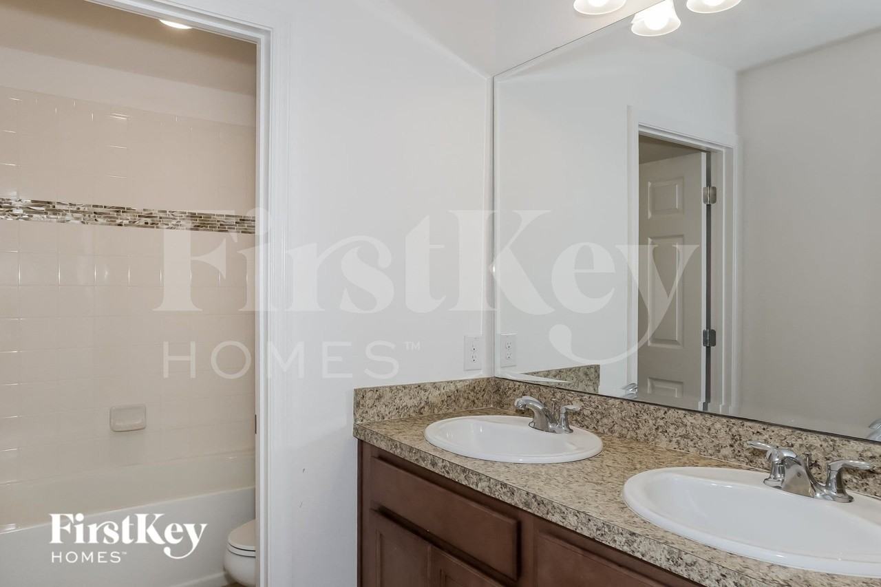 4999 Royal Point Ave - Photo 7 of 17
