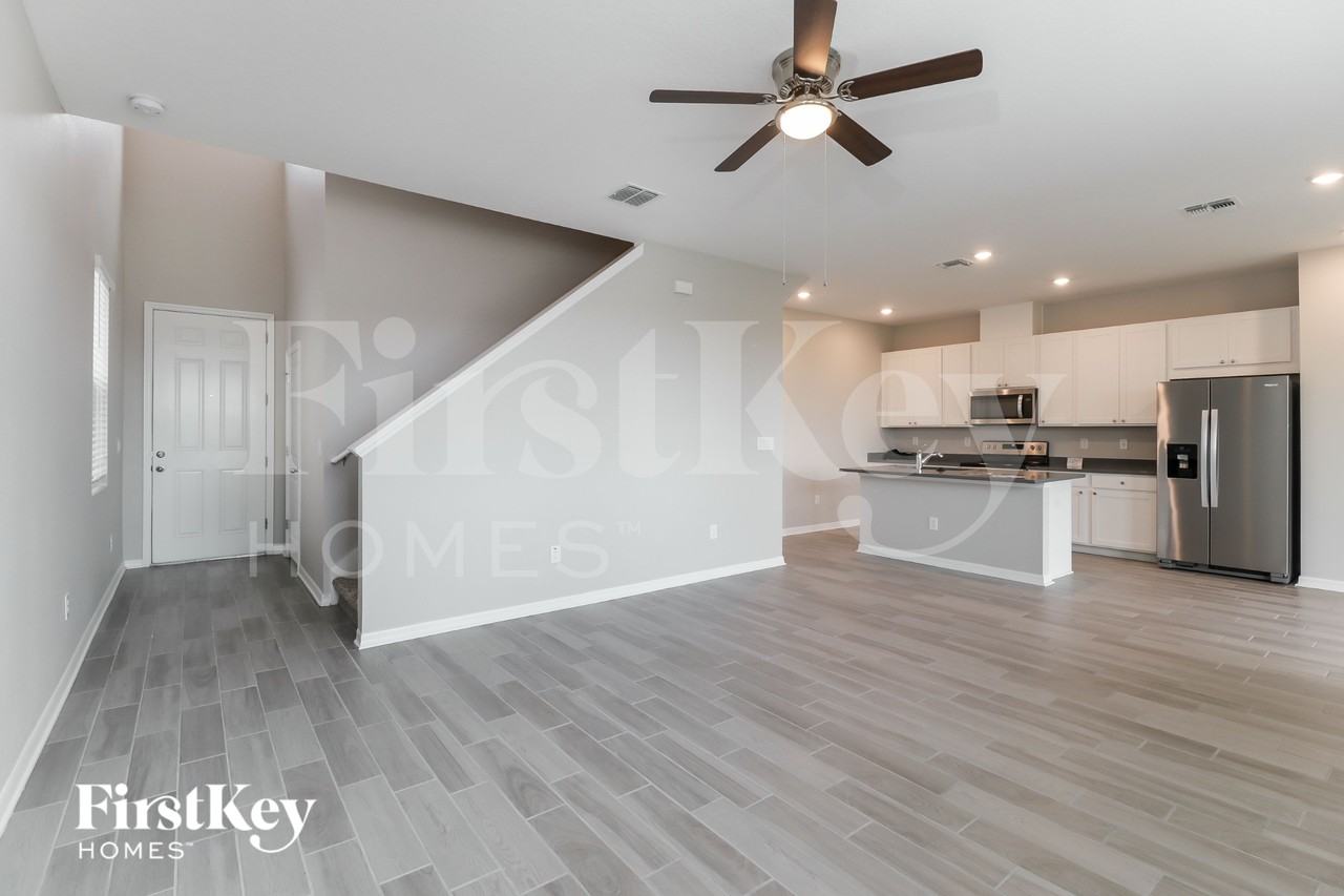 34088 White Fountain Ct - Photo 4 of 15
