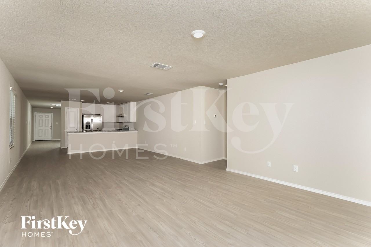 10610 Varmus Dr - Photo 5 of 16