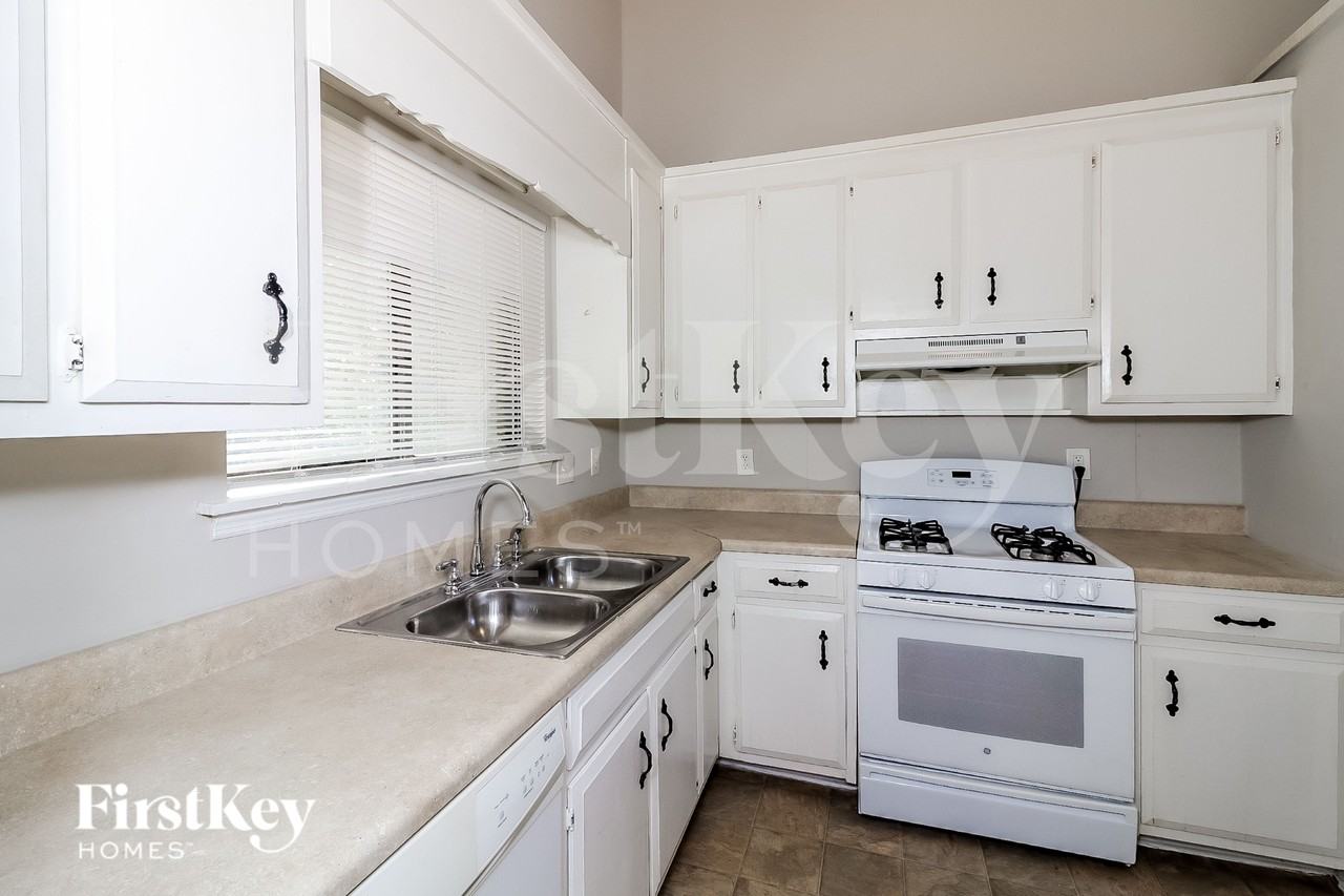 3201 Delhi Dr - Photo 6 of 15