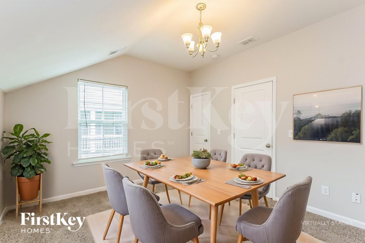 447 Stonefield Cir - Photo 5 of 19
