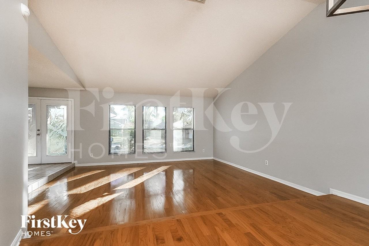 2720 Briarpatch Dr - Photo 3 of 15