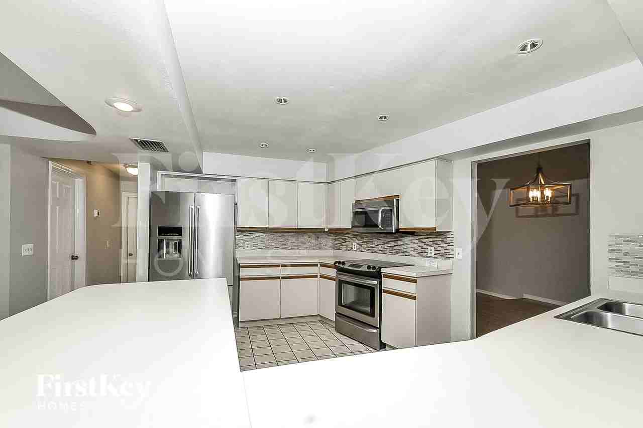2720 Briarpatch Dr - Photo 6 of 15