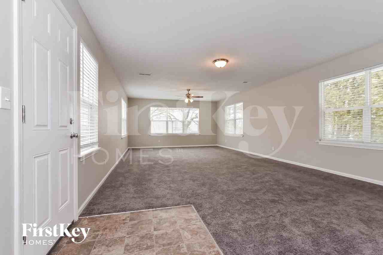 11704 Grenadier Ln - Photo 3 of 15