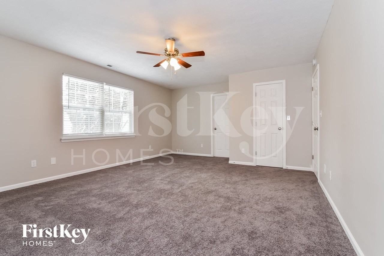 11704 Grenadier Ln - Photo 4 of 15