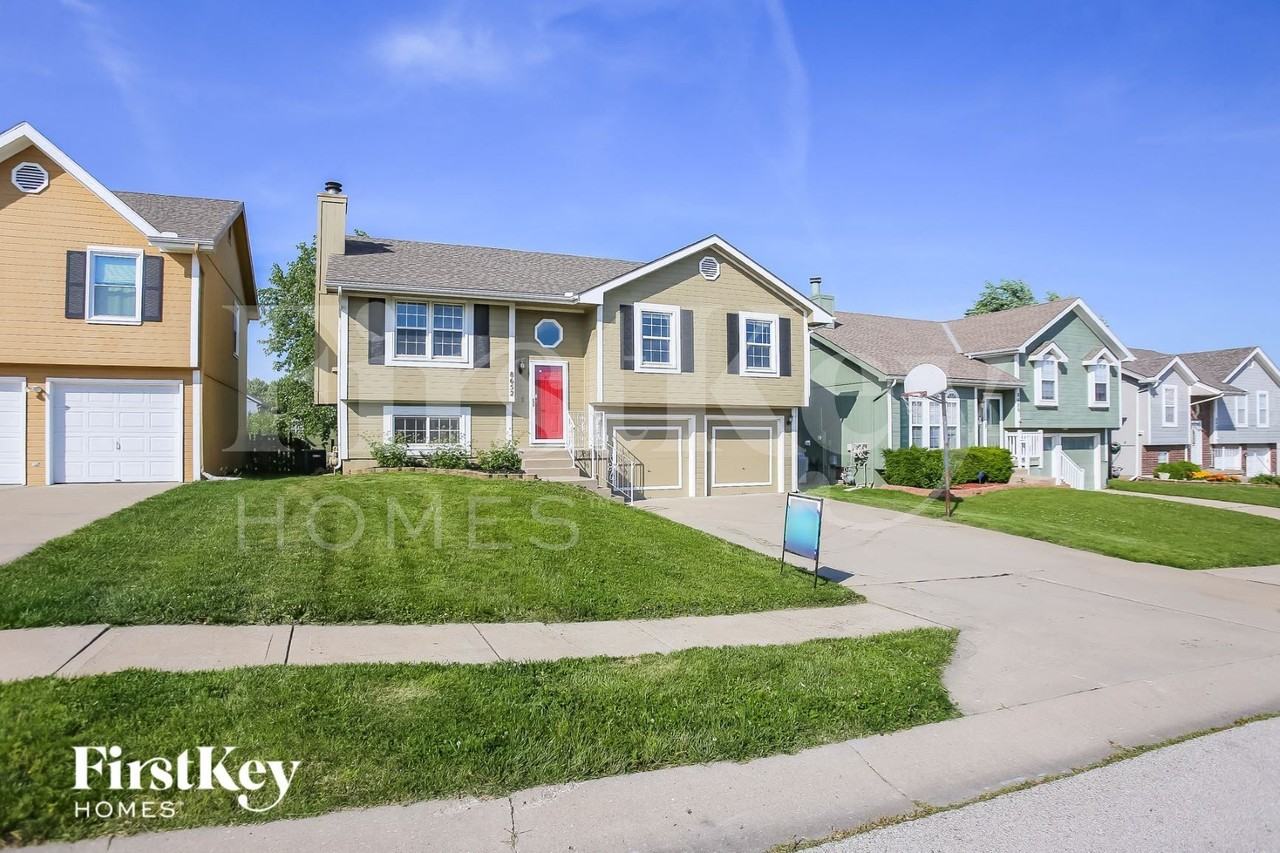 8652 Ne 110th St - Photo 2 of 15