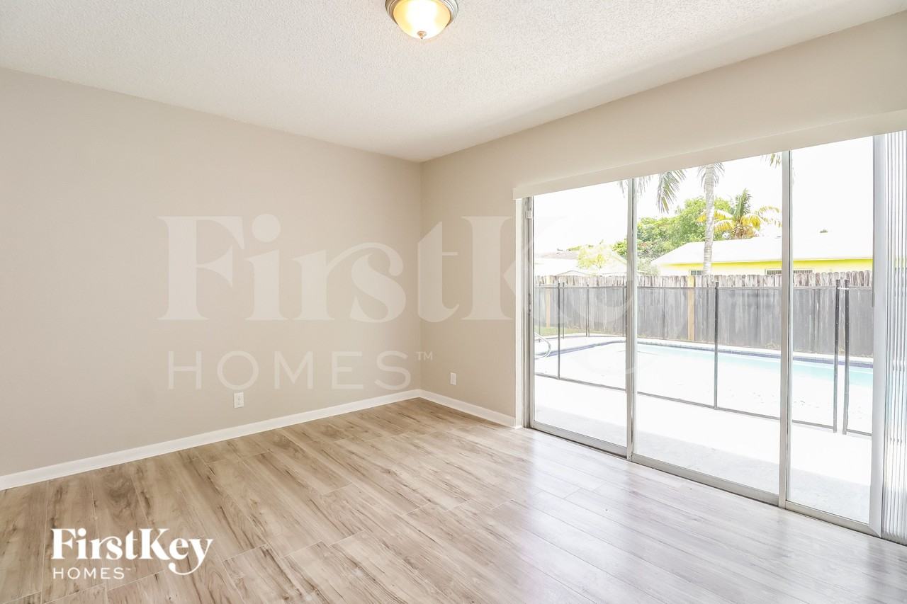 7701 Sw 7th Ct - Photo 4 of 18