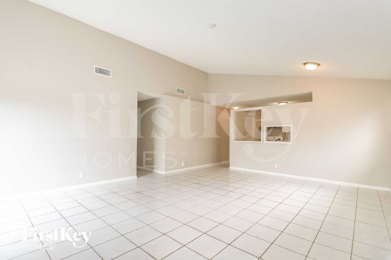 7701 Sw 7th Ct - Photo 5 of 18