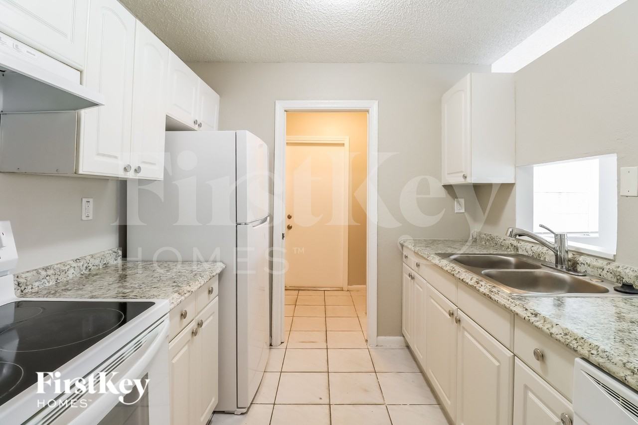 7701 Sw 7th Ct - Photo 6 of 18