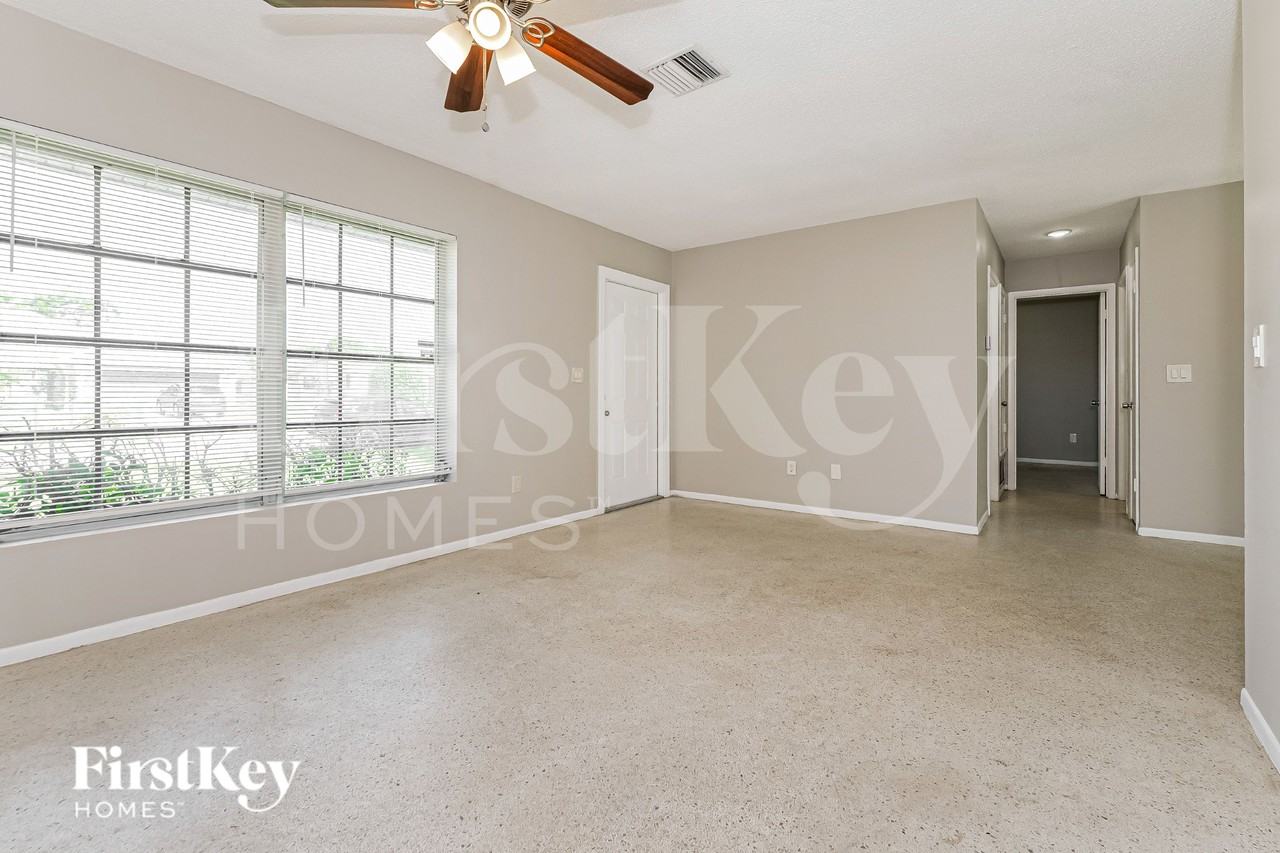 687 Sw Heather St - Photo 5 of 19