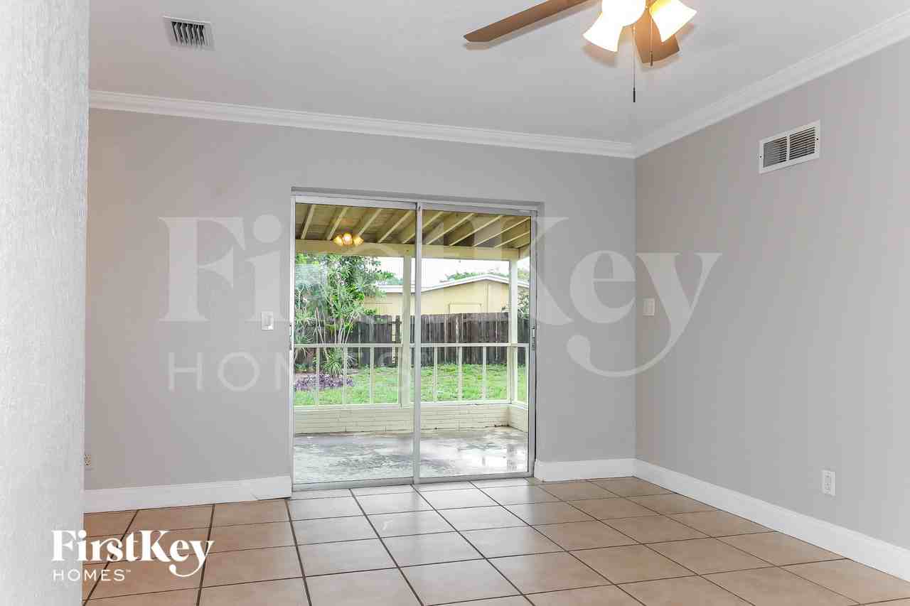 6231 Nw 20th St - Photo 6 of 19