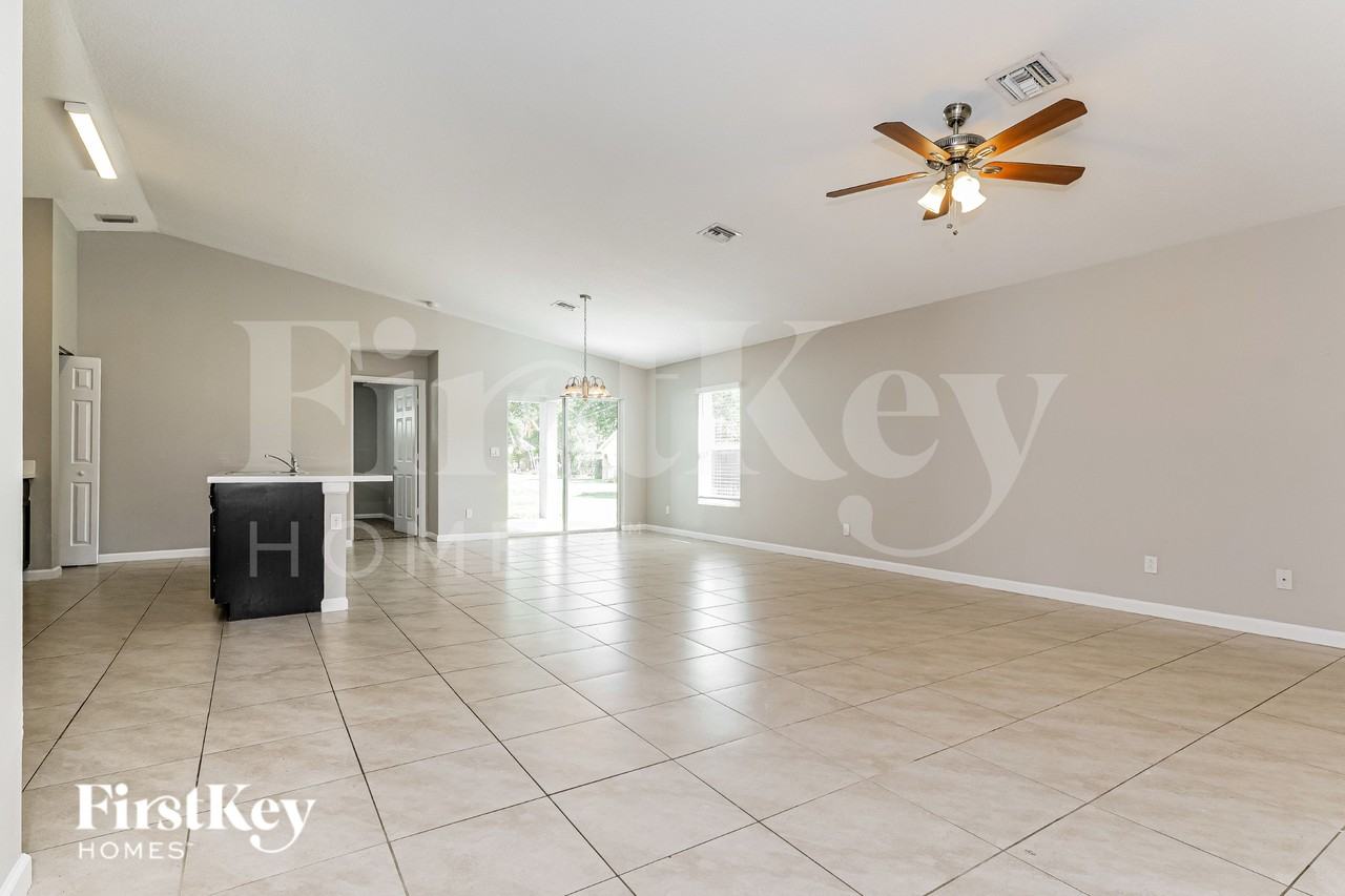 561 Se Brookside Ter - Photo 3 of 19