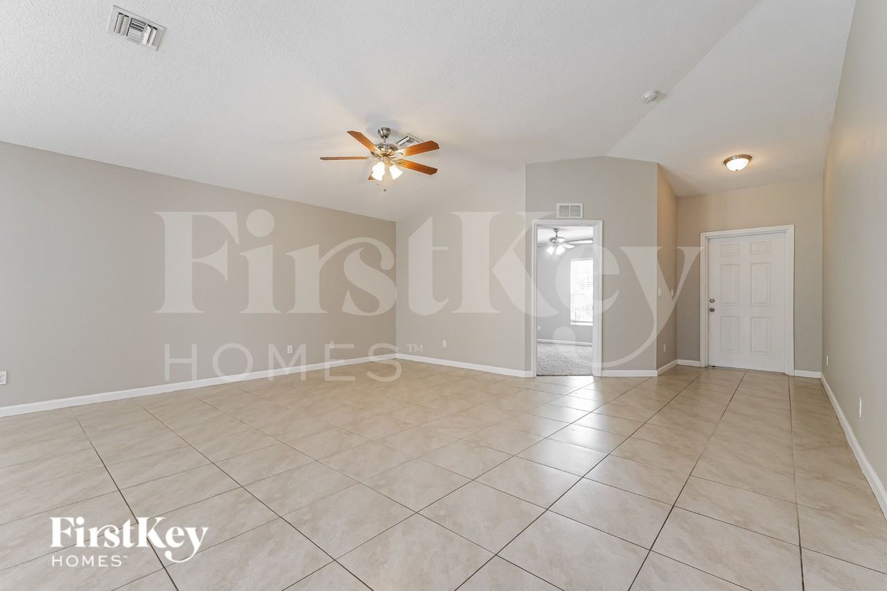 561 Se Brookside Ter - Photo 4 of 19