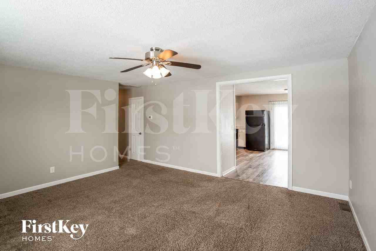 439 Fox Cir - Photo 3 of 15