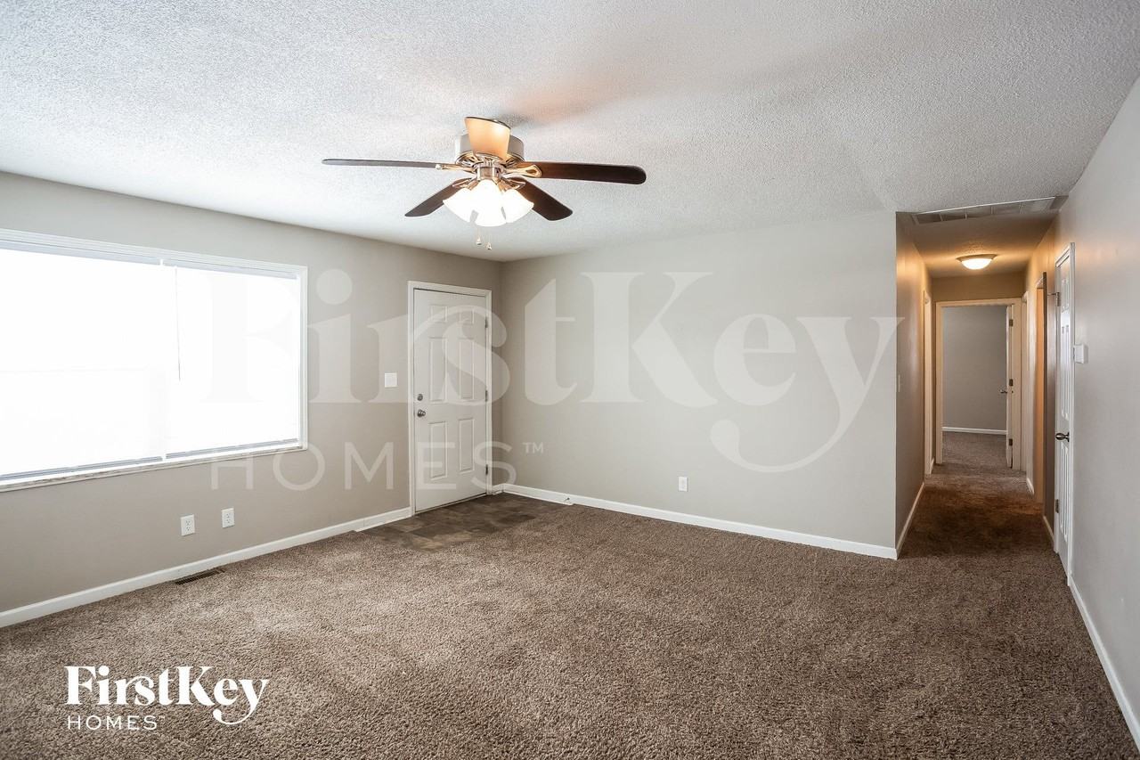 439 Fox Cir - Photo 4 of 15