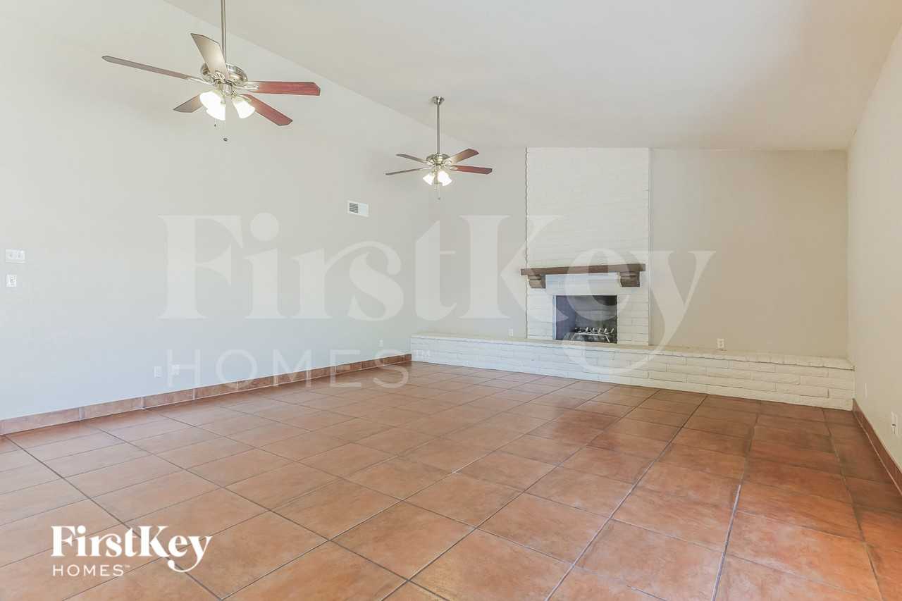 2670 W Mcnair St - Photo 3 of 16
