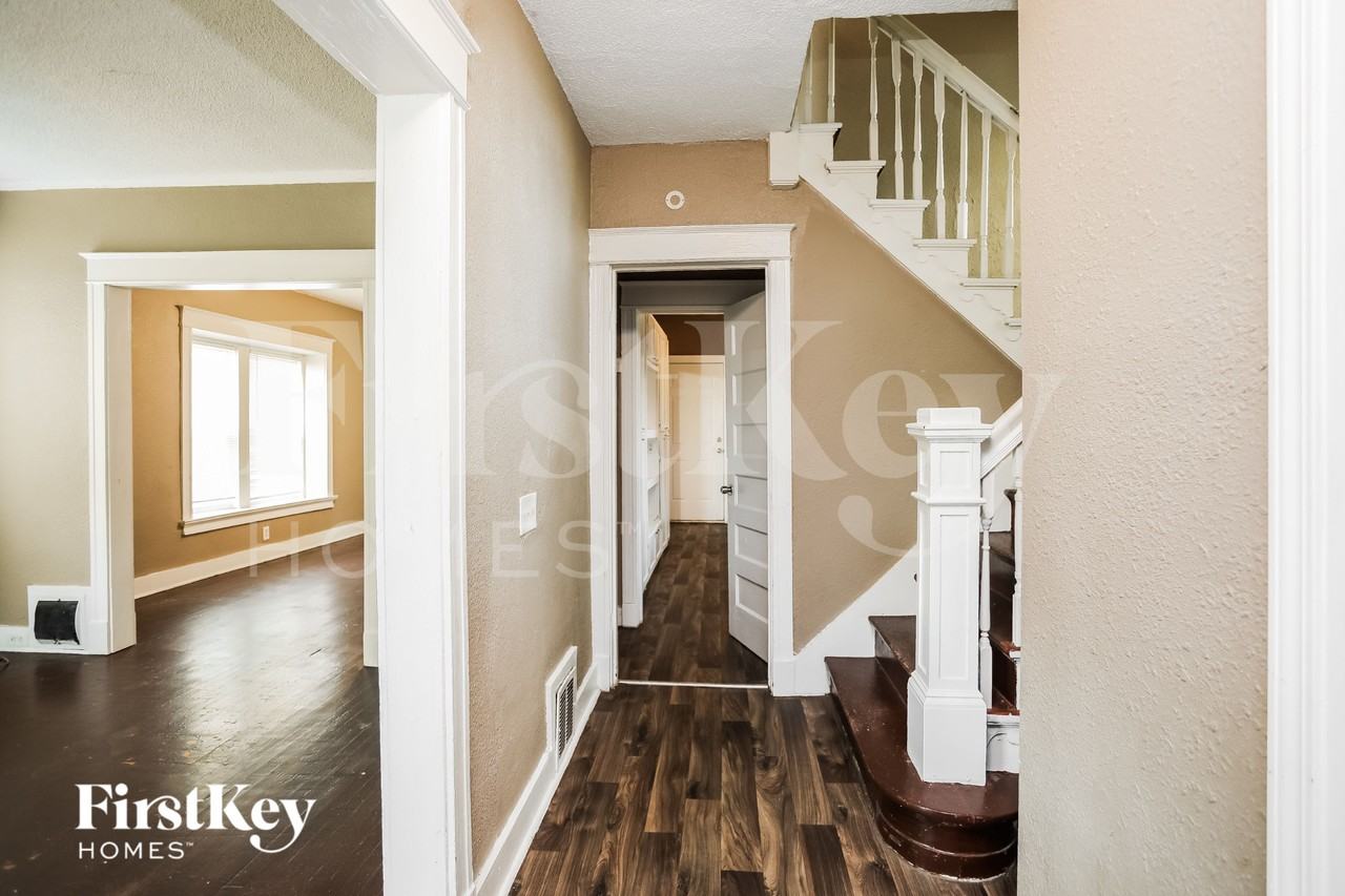 2418 Norton Ave - Photo 2 of 15