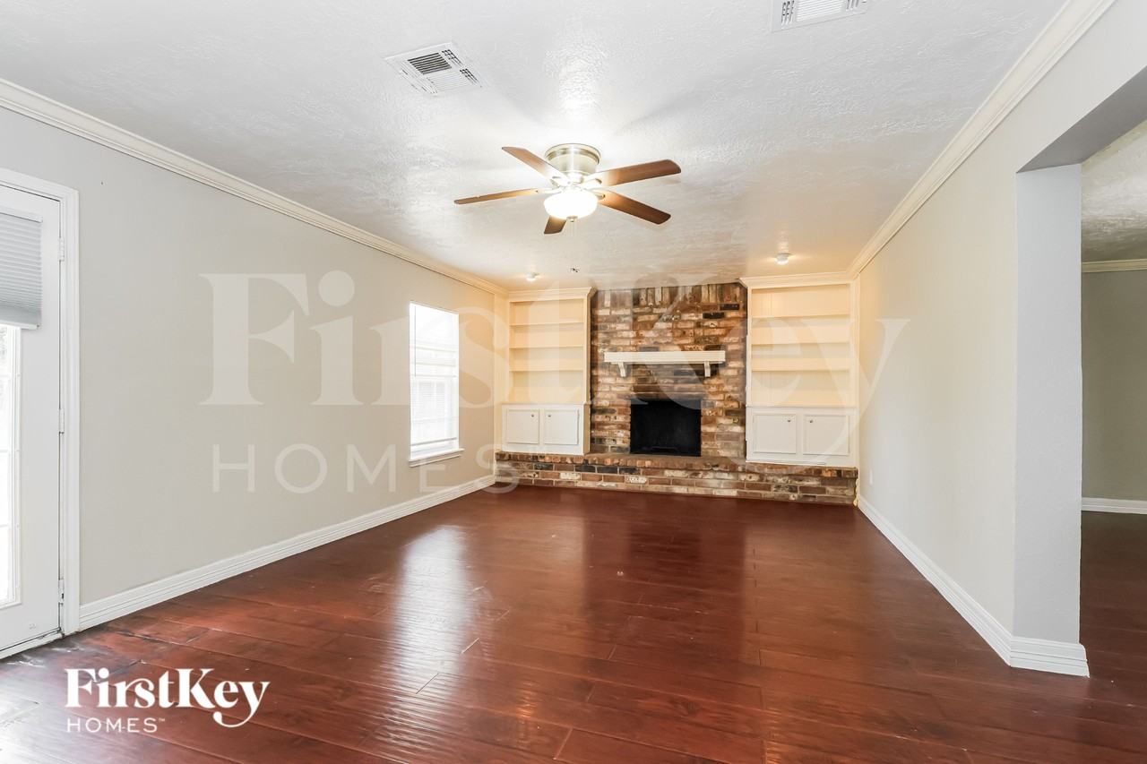 10122 Woodhollow Dr - Photo 3 of 20