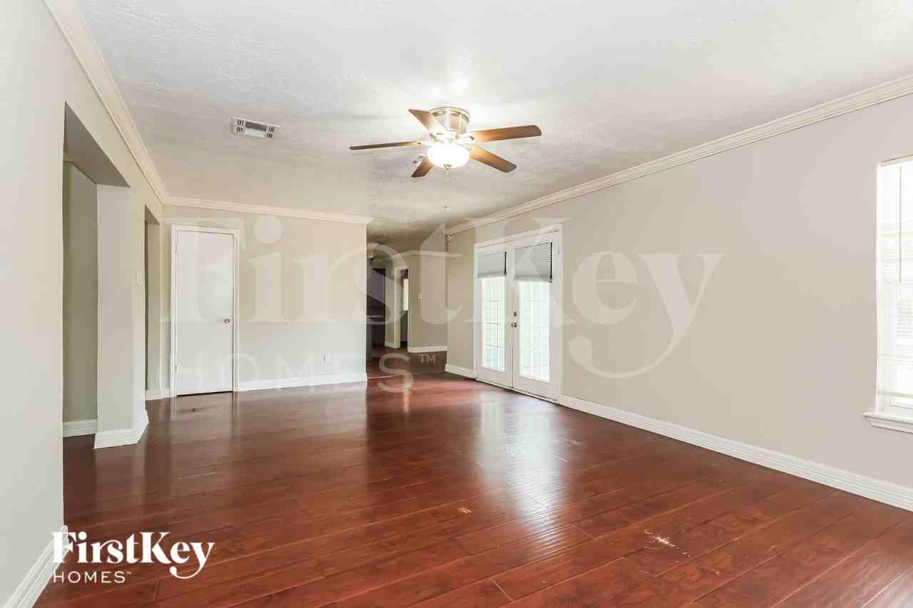 10122 Woodhollow Dr - Photo 5 of 20