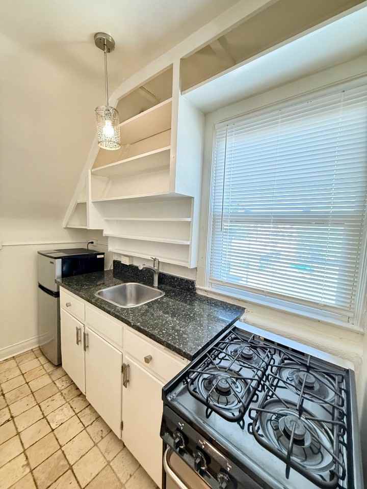1454 N Marion St #11 - Photo 4 of 9