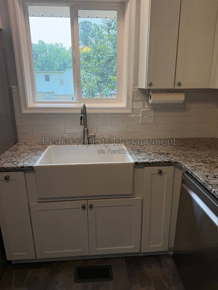 2119 Woodmont Dr - Photo 3 of 10