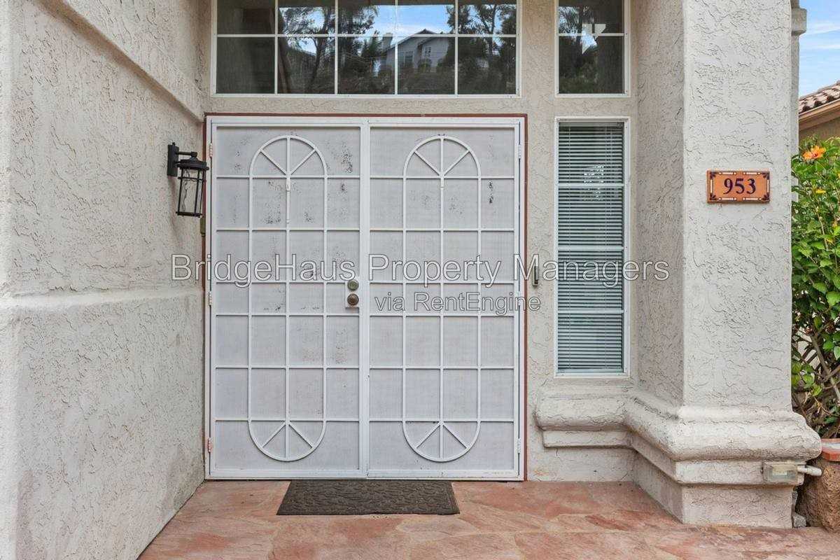 953 Gallery Dr - Photo 3 of 10