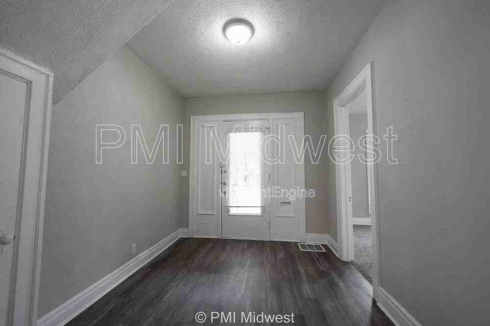 538 W 29th St #A - Photo 3 of 10