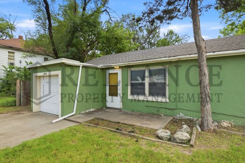 2464 S Washington Ave - Photo 3 of 33