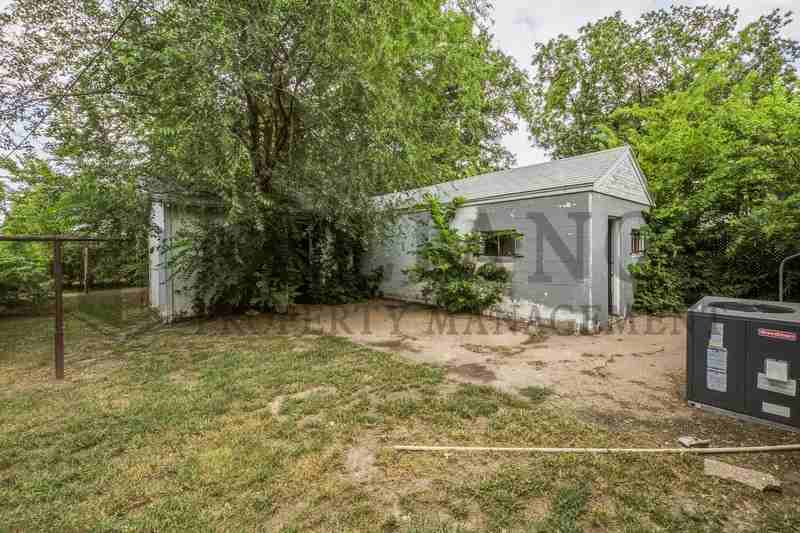 1028 W Munnell St - Photo 4 of 24