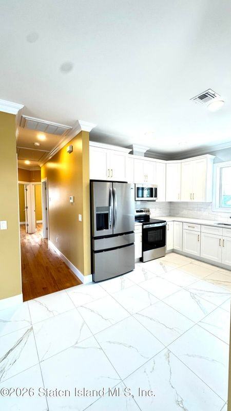 471 Stewart Ave ##2 - Photo 5 of 19