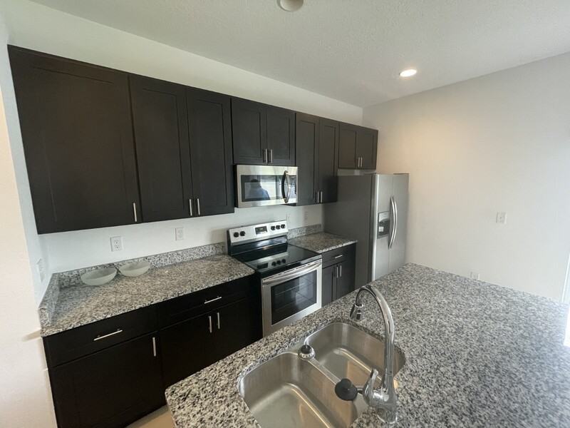 414 Columbia Ct - Photo 2 of 12