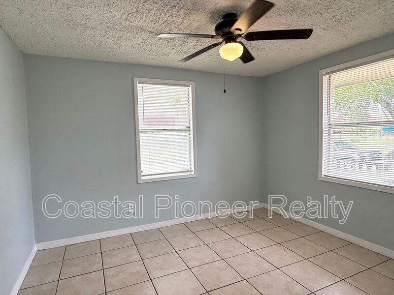 2308 E 15th Ave - Photo 5 of 17