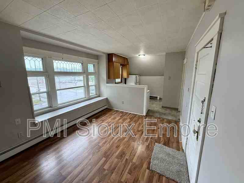927 S Spring Ave #3 - Photo 2 of 20