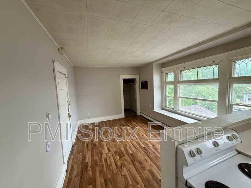 927 S Spring Ave #3 - Photo 3 of 20