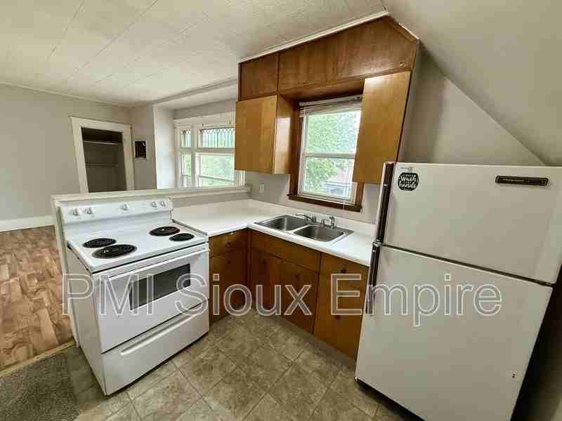 927 S Spring Ave #3 - Photo 4 of 20